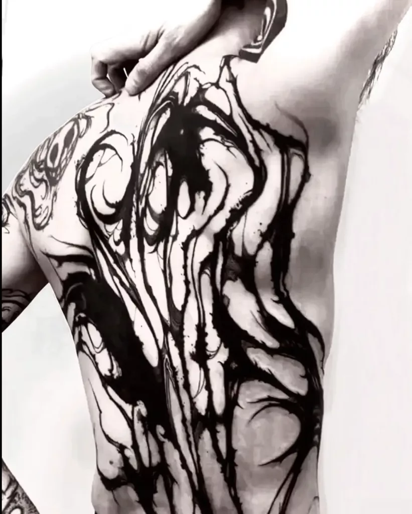 tatouage dos black work cha le plumet